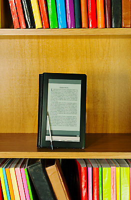 포토 JPG 해외이미지 교육 선반 사람없음 책 컬러풀 독서 알약 디지털 장비 정보 전자책 도서관 무선전화기 교과서 문학 페이지 줄서기 해외202004 해외포토 컬러 가구 모션 교재 약 전화기 파일형식 이미지허브