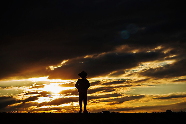 포토 JPG 해외이미지 전신 구름 여자 행복 실루엣 어린이 바다 휴가 그림자 한명 서기 소녀 야외 여름 어둠 일몰 소녀한명만 해외202004 해외포토 자연요소 1 계절 감정 모션 촬영기법 사람 노을 여자한명만 소녀만 파일형식 이미지허브