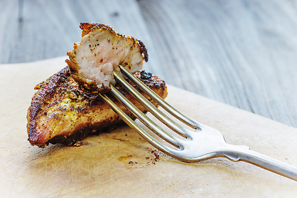 포토 JPG 해외이미지 음식 조각 포크 부분 육류 돼지고기 스테이크 요리 사람없음 주방 식사 저녁식사 튀김 맛 그릴 바비큐 자르기 굽기 허리 향신료 싱글 후추 점심식사 등심 개조 해외202004 해외포토 식기 컨셉 식재료 모션 주방용품 서양음식 신체부위 구이 향미료 파일형식 이미지허브