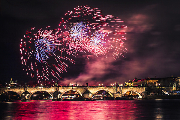 포토 JPG 해외이미지 꽃 유럽 여행 포즈 백그라운드 크리스마스 겨울 건축양식 하늘 휴가 새로움 폭죽 파노라마 풍경 사람없음 물 빛 강 도시풍경 반사 파티 성당 교회 탑 축제 황혼 새벽 로켓 축하 도시 야간 저녁 폭발 연도 체코 프라하 타운 파열 빛망울 고딕 공화국 보헤미아 옛날 해외202004 해외포토 자연요소 식물 건축물 계절 기념일 건축 나라 컨셉 종교건축 촬영기법 이벤트 건물 일몰 파일형식 이미지허브