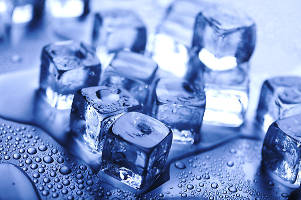 포토 JPG 해외이미지 음료 따뜻함 사람없음 물 파란색 얼음 블록 신선 투명 액체 떨어짐 시원함 크리스탈 큐브 상쾌 정사각형 해외202004 해외포토 자연요소 도형 감정 컬러 컨셉 광석 파일형식 이미지허브