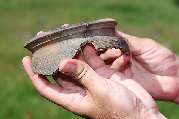 포토 JPG 해외이미지 전통 손 부분 손가락 사람 사람없음 초록색 갈색 꽃병 도자기 역사 냄비 컨테이너 피부 묘사 점토 토기 수공예 깨짐 단절 옛날 해외202004 해외포토 꽃 산업 컬러 컨셉 신체부위 용기_그릇 솥 공예 파일형식 이미지허브