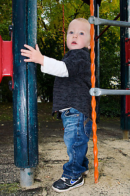 포토 JPG 해외이미지 백인 공원 남자 유럽 아들 얼굴 어린이 셔츠 놀이 한명 서기 사람 소년 야외 유치원 기쁨 가을 표현 놀이터 작음 천진난만 해외202004 해외포토 서양인 1 계절 공공시설 교육 감정 나라 컨셉 상의 가족 모션 신체부위 크기 파일형식 이미지허브