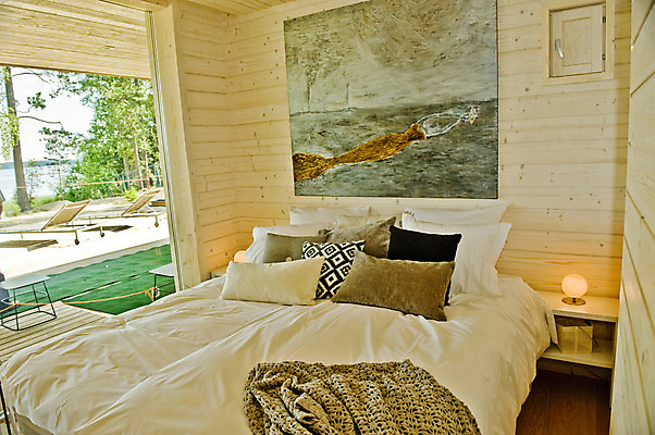 포토 JPG 해외이미지 디자인 가구 의자 비즈니스 건축양식 창문 베개 침구 호텔 휴가 휴식 아파트 주택 실내 핀란드 사랑 미술 사람없음 내부 목재 장식 빨간색 빛 침실 꿈 방 흰색 침대 잠 고급 아침식사 야간 쌍둥이 휴양지 내추럴 스칸디나비아 안락 해외202004 해외포토 자연요소 나무 건축 감정 컬러 생활용품 컨셉 재료 가족 숙소 문화예술 북유럽 건물 식사 장소 파일형식 이미지허브