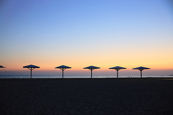 포토 JPG 해외이미지 실루엣 선 모래 바다 백그라운드 휴가 풍경 사람없음 야외 목재 파란색 황혼 일몰 덮개 저녁 휴양지 줄서기 수평선 해외202004 해외포토 나무 컬러 재료 모션 촬영기법 노을 장소 뚜껑 야간 파일형식 이미지허브