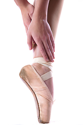 포토 JPG 해외이미지 백인 신발 관리 사람없음 가리킴 춤 끝 주식 발레 흰배경 해외202004 해외포토 서양인 백그라운드 문화예술 손짓 금융 흰색 파일형식 이미지허브