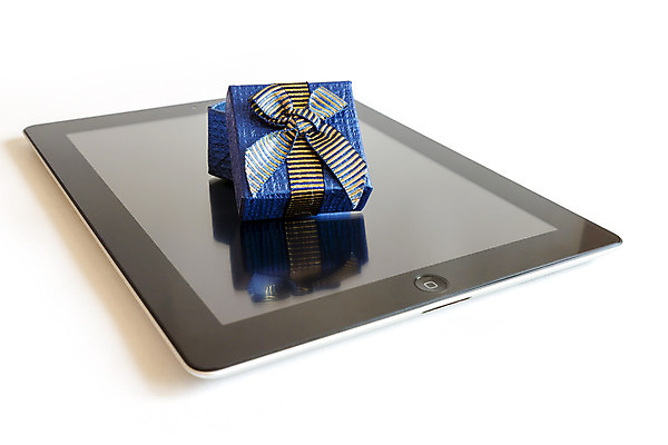 포토 JPG 해외이미지 전통 컨셉 크리스마스 인터넷 포장 모바일 휴가 새로움 선물 사람없음 장식 빨간색 선물상자 컴퓨터 상자 터치패드 알약 디지털 공책 공백 흰색 전자책 휴대용 무선전화기 싱글 전자 패드 고립 터치스크린 해외202004 해외포토 기념일 컬러 문구용품 전자제품 약 전화기 오브젝트 파일형식 이미지허브