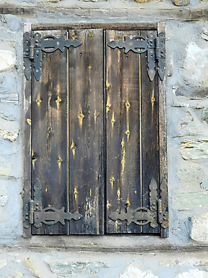 포토 JPG 해외이미지 외관 벽 백그라운드 창문 표면 날씨 사람없음 건물 목재 문 금속 페인트 손상 껍질 바위 시골 거친 균열 버리기 그리스 시골집 질감 셔터 단절 썩음 옛날 해외202004 해외포토 나무 건축물 유럽 컨셉 재료 모션 재질 주택 돌_바위 파일형식 이미지허브