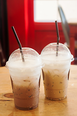 포토 JPG 해외이미지 커피 음료 음식 유리 탁자 디저트 사람없음 컵 갈색 식당 얼음 줄무늬 카페 우유 머그컵 추위 흰색 달콤 설탕 상쾌 심플 부드러움 밀짚 모카 카페인 해외202004 해외포토 자연요소 식기 감정 컬러 가구 무늬 재질 유제품 상점 감각 맛 짚 파일형식 이미지허브