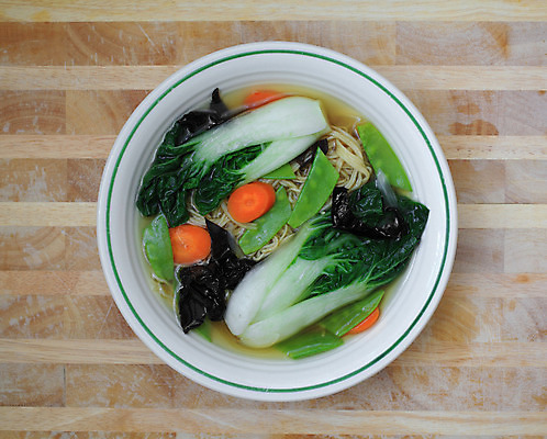 포토 JPG 해외이미지 음식 채소 오렌지 탁자 건강 요리 사람없음 목재 초록색 컬러풀 검은색 식사 버섯 당근 흰색 면 뜨거움 사발 맛 수프 국수 준비 유기농 슬라이스 머리위 식용 채식주의자 핸드메이드 홈메이드 비건 해외202004 해외포토 나무 웰빙 컬러 가구 컨셉 과일 재료 뿌리채소 면류 사기그릇 채식 만들기 파일형식 이미지허브