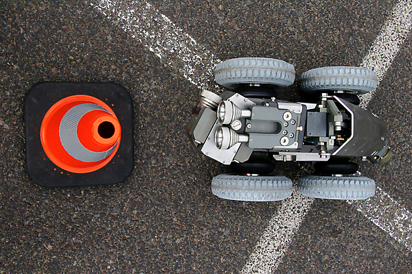 포토 JPG 해외이미지 산업 비즈니스 공장 사람없음 파란색 빛 컴퓨터 금속 기계 업무 제조 은색 작음 통제 로봇 시작 전자 롤 그만 방법 자동 제어 해외202004 해외포토 컬러 공업 재질 전자제품 작업 크기 파일형식 이미지허브