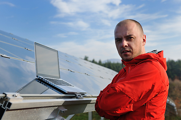 포토 JPG 해외이미지 주간 구름 남자 하늘 한명 상반신 성인 야외 옆모습 노트북 팔짱 태양에너지 집열판 성인남자한명만 해외202004 해외포토 자연요소 1 뷰포인트 모션 사람 전자제품 그린에너지 남자한명만 성인남자만 파일형식 이미지허브