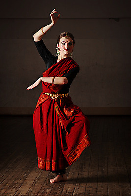 포토 JPG 해외이미지 1 전통 여자 아시아 한명 동양인 장식 연주자 댄서 춤 클래식 인도인 사리 해외202004 해외포토 외국인 직업 나라 컨셉 문화예술 사람 인종 음악가 파일형식 이미지허브