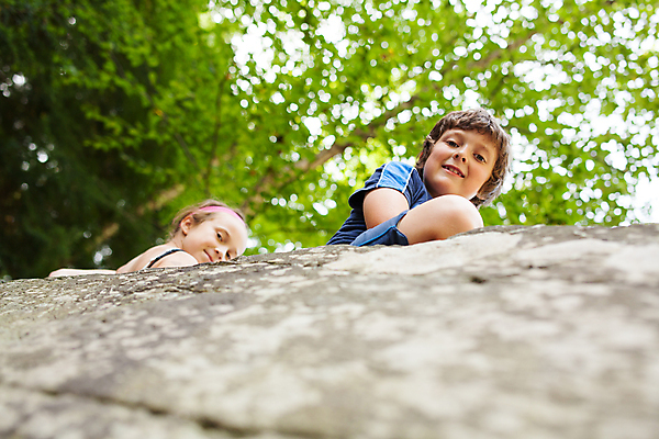 포토 JPG 해외이미지 백인 여자 남자 어린이 가족 앉기 소년 야외 두명 큼 언니 남동생 해외202004 해외포토 서양인 관계 모션 사람 크기 자매 동생 파일형식 이미지허브