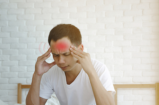 포토 JPG 해외이미지 백인 여자 남자 얼굴 신체 청진기 베개 근육 스트레스 주택 건강 병원 피곤 한명 사람 앉기 성인 빨간색 소파 머리 방 고통 의사 슬픔 흰색 침대 업무 열 질병 걱정 두통 돌봄 우울증 편두통 해외202004 해외포토 서양인 1 감정 컬러 가구 컨셉 의자 의학 의료기기 침구 모션 건물 신체부위 의료진 작업 파일형식 이미지허브