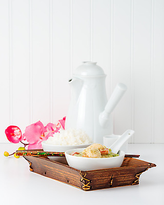 포토 JPG 해외이미지 태국 고추 밥 피망 육류 동양인 사람없음 빨간색 초록색 치킨 흰색 사발 맛 대나무 매움 카레 카피스페이스 해외202004 해외포토 나무 아시아 음식 컬러 컨셉 채소 식재료 인종 공백 사기그릇 닭고기요리 파일형식 이미지허브