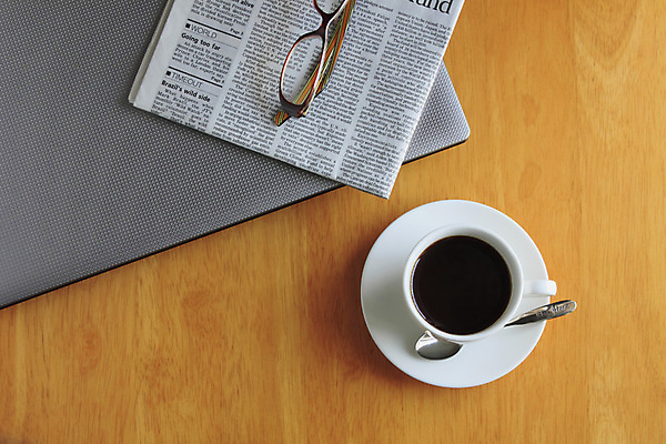 포토 JPG 해외이미지 커피 음료 비즈니스 휴식 사람없음 목재 컵 노트북 컴퓨터 검은색 어둠 카페 신문 은색 굽기 책상 아로마 에스프레소 카페인 해외202004 해외포토 나무 식기 컬러 가구 컨셉 재료 간행물 전자제품 상점 뉴스 구이 파일형식 이미지허브