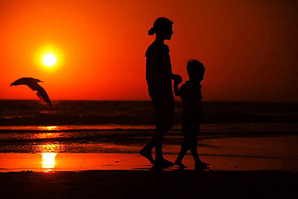 포토 JPG 해외이미지 전신 여자 남자 행복 실루엣 어린이 바다 여행 가족 휴가 함께함 풍경 소녀 소년 해변 야외 두명 여름 걷기 손잡기 일몰 저녁 남동생 어린이만 해외202004 해외포토 계절 감정 컨셉 관계 모션 촬영기법 사람 노을 야간 동생 파일형식 이미지허브