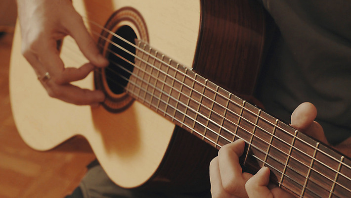 포토 JPG 해외이미지 백인 1 손 남자 줄 음악 놀이 주택 실내 미술 사람 사람없음 갈색 노란색 소리 음악가 장비 회색 기타 반지 닫기 싱글 기타리스트 플레이어 혼자 해외202004 해외포토 서양인 직업 컬러 장신구 모션 현악기 문화예술 내부 건물 신체부위 연주자 파일형식 이미지허브