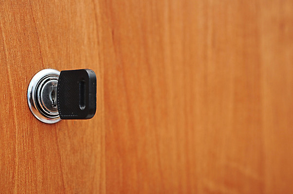 포토 JPG 해외이미지 열쇠 안전 사람없음 목재 장식 갈색 노란색 문 금속 흰색 오픈 닫기 찬장 파일 잠금 보안 고립 넘어짐 옛날 해외202004 해외포토 나무 컬러 가구 재료 모션 재질 파일형식 이미지허브