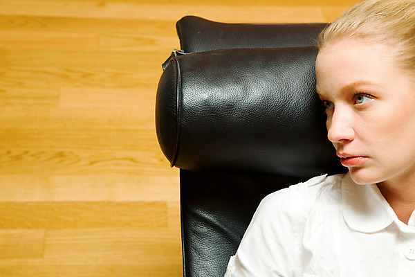 포토 JPG 해외이미지 백인 라이프스타일 긴머리 여자 얼굴 가구 의자 주택 실내 한명 성인 옆모습 금발 슬픔 고민 문제 거짓말 심각 우울증 여자한명만 해외202004 해외포토 서양인 1 헤어스타일 감정 뷰포인트 생활용품 컨셉 사람 내부 건물 생활 신체부위 질병 여자만 파일형식 이미지허브