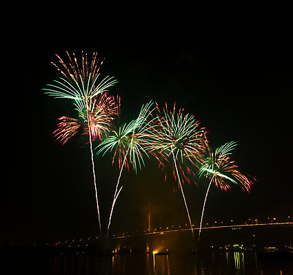 포토 JPG 해외이미지 행복 호수 하늘 휴가 불꽃 새로움 기념 폭죽 불꽃놀이 이벤트 사람없음 물 컬러풀 반사 파티 검은색 축제 힘 자유 로켓 축하 야간 폭발 폭발물 기념물 파열 7월 광 독립 추모 해외202004 해외포토 자연요소 감정 무기 컬러 컨셉 놀이 불 날짜 파일형식 이미지허브