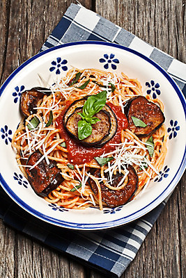 포토 JPG 해외이미지 나무 전통 접시 음식 포크 다이어트 토마토 가지 치즈 함께함 파스타 마늘 스파게티 사람없음 이탈리아 추위 튀김 신선 체리 지중해 국수 반죽 레시피 바질 마카로니 영양분 탈리아텔레 해외202004 해외포토 식물 식기 유럽 바다 컨셉 채소 과일 유제품 서양음식 건강 면류 파스타면 파일형식 이미지허브