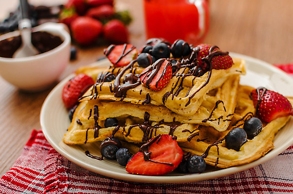 포토 JPG 해외이미지 접시 열매 음식 백그라운드 과일 딸기 아침 디저트 주택 건강 사람없음 빨간색 과자 초콜릿 얼음 식사 빵집 흰색 대접 신선 황금 달콤 맛 아침식사 설탕 굽기 크림 유기농 블루베리 벨기에 시럽 와플 바이오 페스츄리 핸드메이드 해외202004 해외포토 주간 자연요소 식물 식기 웰빙 빵 컬러 컨셉 건물 상점 구이 서유럽 파일형식 이미지허브