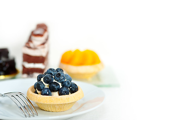 포토 JPG 해외이미지 디저트 실내 사람없음 아웃포커스 흰배경 블루베리 과일타르트 타르트 해외202004 해외포토 음식 빵 백그라운드 과일 촬영기법 내부 흰색 파이_빵 파일형식 이미지허브