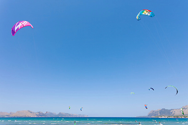 포토 JPG 해외이미지 유럽 스포츠 파도 섬 여행 자연 하늘 바람 휴가 산 사람 풍경 사람없음 물 여름 햇빛 맑음 윈드서핑 만 서핑 스페인 순수 언덕 연 엽서 천국 빛망울 감탄 해외202004 해외포토 자연요소 계절 나라 바다 컨셉 날씨 빛 태양 놀이용품 수상스포츠 편지 생태계 파일형식 이미지허브