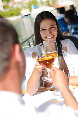 포토 JPG 해외이미지 커플 여자 남자 바다 데이트 휴식 사랑 들기 앉기 상반신 성인 야외 두명 앞모습 뒷모습 식당 와인 건배 연애 성인만 해외202004 해외포토 감정 뷰포인트 컨셉 관계 모션 주류 사람 상점 파일형식 이미지허브