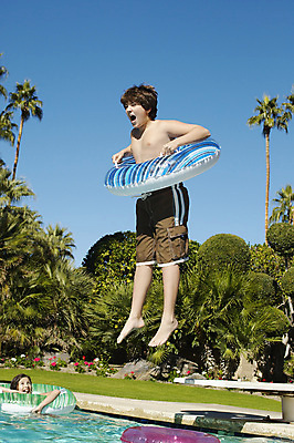 포토 JPG 해외이미지 주간 전신 여자 남자 어린이 소녀 소년 상반신 야외 두명 앞모습 옆모습 야자수 점프 튜브 다이빙대 어린이만 해외202004 해외포토 자연요소 나무 뷰포인트 모션 사람 다이빙 파일형식 이미지허브