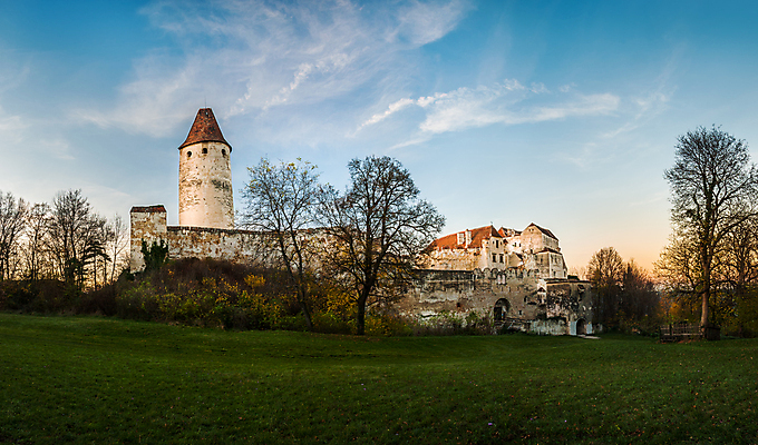 포토 JPG 해외이미지 나무 식물 외관 유럽 벽 건축양식 창문 아침 주택 파노라마 굴뚝 사람없음 야외 건물 초록색 파란색 문 일출 탑 일몰 가을 오스트리아 저녁 맨션 타일 박물관 대문 방문 벌거벗은 옛날 해외202004 해외포토 주간 건축물 계절 건축 나라 컬러 촬영기법 노을 야간 파일형식 이미지허브