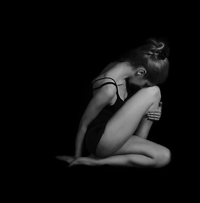 포토 JPG 해외이미지 백인 여자 열쇠 한명 사람 성인 섹시 어둠 공연 춤 누드 발레 연습 만족 발레리나 해외202004 해외포토 서양인 1 감정 컨셉 문화예술 이벤트 파일형식 이미지허브