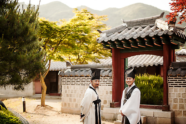 포토 JPG 주간 한국전통 남자 한국건축 한옥 서기 미소 상반신 성인 야외 두명 옆모습 30대 한국인 60대 한복 조선시대 과거 스승 제자 사제지간 성인남자만 사극 유생 유생복 국내포토 갓모자 자연요소 모자_잡화 전통 노년 건축 뷰포인트 컨셉 고건축 모션 전통소품 한국 표정 사람 동양인 장년 역사 전통의상 선비 남자만 성인만 파일형식