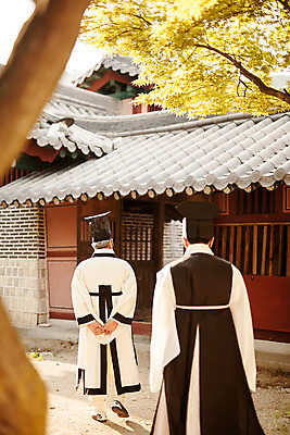 포토 JPG 주간 전신 한국전통 남자 한국건축 상반신 성인 야외 두명 뒷모습 30대 걷기 한국인 60대 한복 조선시대 과거 스승 제자 사제지간 성인남자만 사극 유생 유생복 국내포토 갓모자 자연요소 모자_잡화 전통 노년 건축 뷰포인트 컨셉 모션 전통소품 한국 사람 동양인 장년 역사 전통의상 선비 남자만 성인만 파일형식