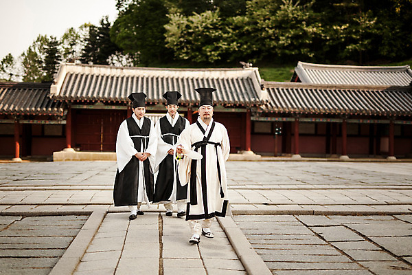 포토 JPG 주간 전신 한국전통 남자 한옥 20대 성인 야외 앞모습 세명 30대 걷기 한국인 60대 한복 조선시대 과거 스승 제자 사제지간 성인남자만 사극 유생 유생복 국내포토 갓모자 자연요소 모자_잡화 전통 노년 뷰포인트 컨셉 고건축 모션 전통소품 한국 사람 동양인 청년 장년 역사 전통의상 선비 남자만 성인만 파일형식