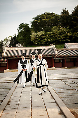 포토 JPG 주간 전신 한국전통 남자 한옥 20대 성인 야외 앞모습 세명 30대 걷기 한국인 60대 한복 조선시대 과거 스승 제자 사제지간 성인남자만 사극 유생 유생복 국내포토 갓모자 자연요소 모자_잡화 전통 노년 뷰포인트 컨셉 고건축 모션 전통소품 한국 사람 동양인 청년 장년 역사 전통의상 선비 남자만 성인만 파일형식