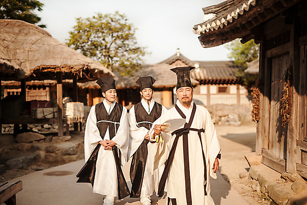 포토 JPG 주간 전신 한국전통 남자 거리 한옥 20대 성인 야외 앞모습 세명 30대 걷기 마을 한국인 60대 한복 조선시대 과거 스승 제자 사제지간 성인남자만 사극 유생 유생복 국내포토 갓모자 자연요소 모자_잡화 전통 노년 뷰포인트 컨셉 고건축 모션 전통소품 한국 사람 동양인 청년 장년 역사 전통의상 선비 남자만 성인만 파일형식