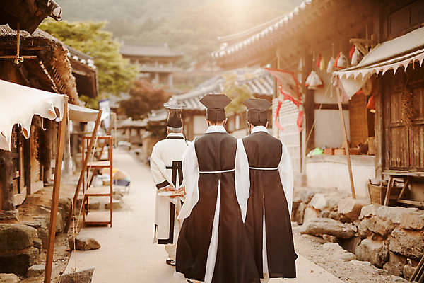 포토 JPG 주간 전신 한국전통 남자 거리 20대 성인 야외 뒷모습 세명 30대 걷기 한국인 60대 한복 조선시대 뒷짐 과거 스승 제자 사제지간 성인남자만 사극 저잣거리 유생 유생복 국내포토 갓모자 자연요소 모자_잡화 전통 노년 뷰포인트 컨셉 모션 전통소품 한국 사람 동양인 청년 장년 상가 역사 전통의상 선비 남자만 성인만 파일형식