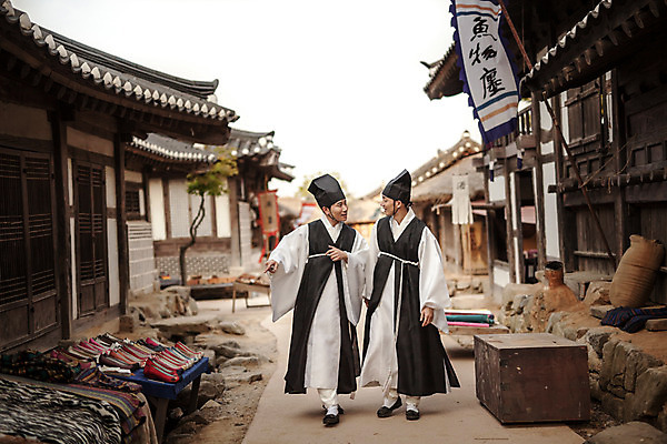 포토 JPG 주간 전신 한국전통 남자 한옥 20대 성인 야외 두명 앞모습 30대 걷기 한국인 한복 조선시대 즐거움 과거 성인남자만 사극 저잣거리 유생 유생복 국내포토 갓모자 자연요소 모자_잡화 전통 감정 뷰포인트 컨셉 고건축 모션 거리 전통소품 한국 사람 동양인 청년 장년 상가 역사 전통의상 선비 남자만 성인만 파일형식