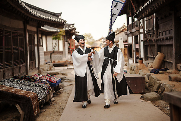 포토 JPG 주간 전신 한국전통 남자 한옥 20대 성인 야외 두명 앞모습 30대 걷기 한국인 한복 조선시대 즐거움 과거 성인남자만 사극 저잣거리 유생 유생복 국내포토 갓모자 자연요소 모자_잡화 전통 감정 뷰포인트 컨셉 고건축 모션 거리 전통소품 한국 사람 동양인 청년 장년 상가 역사 전통의상 선비 남자만 성인만 파일형식