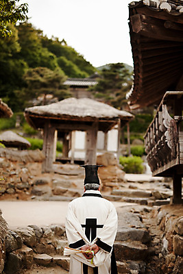 포토 JPG 주간 한국전통 남자 한명 상반신 성인 야외 뒷모습 걷기 마을 한국인 60대 한복 조선시대 뒷짐 과거 스승 노인남자한명만 사극 유생복 국내포토 자연요소 1 전통 노년 뷰포인트 컨셉 모션 한국 사람 동양인 역사 전통의상 남자한명만 노인남자만 파일형식