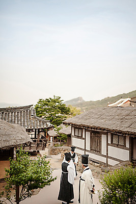 포토 JPG 주간 전신 한국전통 남자 거리 한옥 20대 성인 야외 앞모습 뒷모습 세명 30대 걷기 마을 한국인 60대 한복 조선시대 과거 스승 제자 사제지간 성인남자만 사극 유생 유생복 국내포토 갓모자 자연요소 모자_잡화 전통 노년 뷰포인트 컨셉 고건축 모션 전통소품 한국 사람 동양인 청년 장년 역사 전통의상 선비 남자만 성인만 파일형식