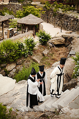 포토 JPG 주간 전신 한국전통 남자 한옥 20대 성인 야외 옆모습 세명 30대 걷기 마을 한국인 60대 한복 조선시대 오르기 과거 스승 제자 돌계단 사제지간 성인남자만 사극 유생 유생복 국내포토 갓모자 자연요소 모자_잡화 전통 노년 뷰포인트 컨셉 고건축 모션 전통소품 한국 사람 동양인 청년 장년 계단 돌_바위 역사 전통의상 선비 남자만 성인만 파일형식