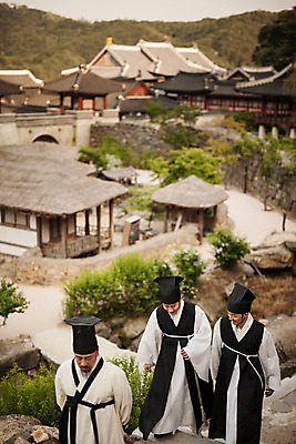 포토 JPG 주간 한국전통 남자 한옥 상반신 20대 성인 야외 앞모습 세명 30대 걷기 마을 한국인 60대 한복 조선시대 오르기 과거 스승 제자 돌계단 사제지간 성인남자만 사극 유생 유생복 국내포토 갓모자 자연요소 모자_잡화 전통 노년 뷰포인트 컨셉 고건축 모션 전통소품 한국 사람 동양인 청년 장년 계단 돌_바위 역사 전통의상 선비 남자만 성인만 파일형식