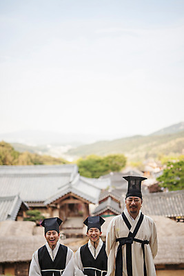 포토 JPG 주간 한국전통 남자 서기 미소 상반신 20대 성인 야외 앞모습 세명 30대 마을 한국인 60대 한복 조선시대 과거 스승 제자 사제지간 성인남자만 사극 유생 유생복 국내포토 갓모자 자연요소 모자_잡화 전통 노년 뷰포인트 컨셉 모션 전통소품 한국 표정 사람 동양인 청년 장년 역사 전통의상 선비 남자만 성인만 파일형식