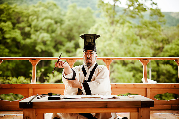 포토 JPG 주간 한국전통 교육 남자 한명 앉기 상반신 성인 야외 앞모습 한국인 60대 한복 조선시대 과거 스승 서당 서예붓 노인남자한명만 사극 유생복 국내포토 자연요소 1 전통 노년 뷰포인트 컨셉 모션 서예 한국 사람 동양인 붓 역사 전통의상 남자한명만 노인남자만 파일형식