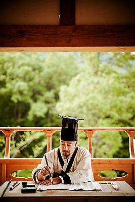 포토 JPG 주간 한국전통 교육 남자 서예 한명 앉기 상반신 성인 야외 앞모습 한국인 60대 한복 조선시대 과거 스승 서당 노인남자한명만 사극 유생복 국내포토 자연요소 1 전통 노년 뷰포인트 컨셉 모션 한국 사람 동양인 역사 전통의상 남자한명만 노인남자만 파일형식