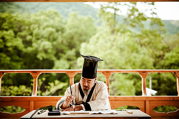 포토 JPG 주간 한국전통 교육 남자 서예 한명 앉기 상반신 성인 야외 앞모습 한국인 60대 한복 조선시대 과거 스승 서당 노인남자한명만 사극 유생복 국내포토 자연요소 1 전통 노년 뷰포인트 컨셉 모션 한국 사람 동양인 역사 전통의상 남자한명만 노인남자만 파일형식